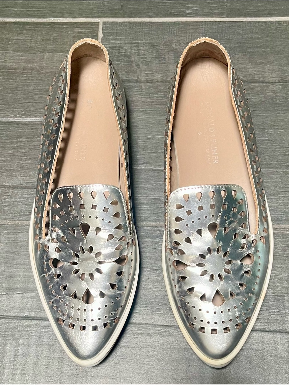 Donald Pliner Sz 6 Silver Metallic Perforated Flats